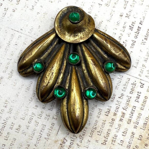 Vintage Very Old Large Dress Clip Brass Emerald Green Glass Art Deco Styled - Picture 1 of 11